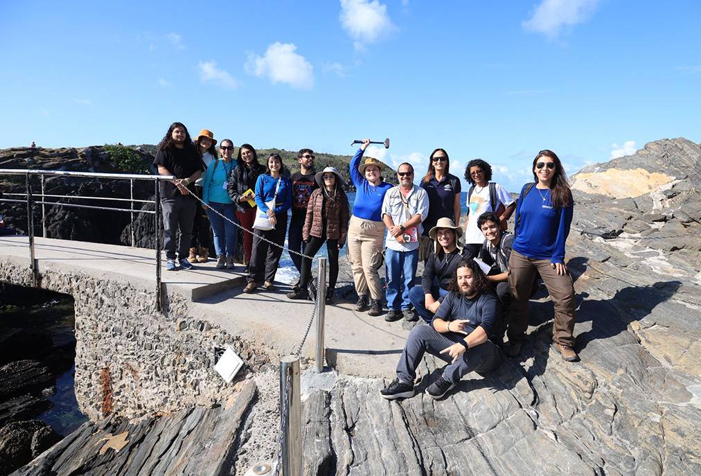 Alunos de diversos cursos da UFRJ exploram geologia local em atividade no Forte de Cabo Frio