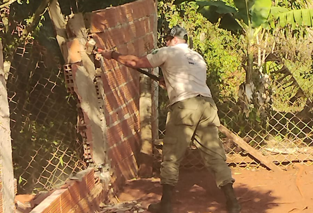 Construção ilegal é derrubada em operação de fiscalização ambiental em Cabo Frio