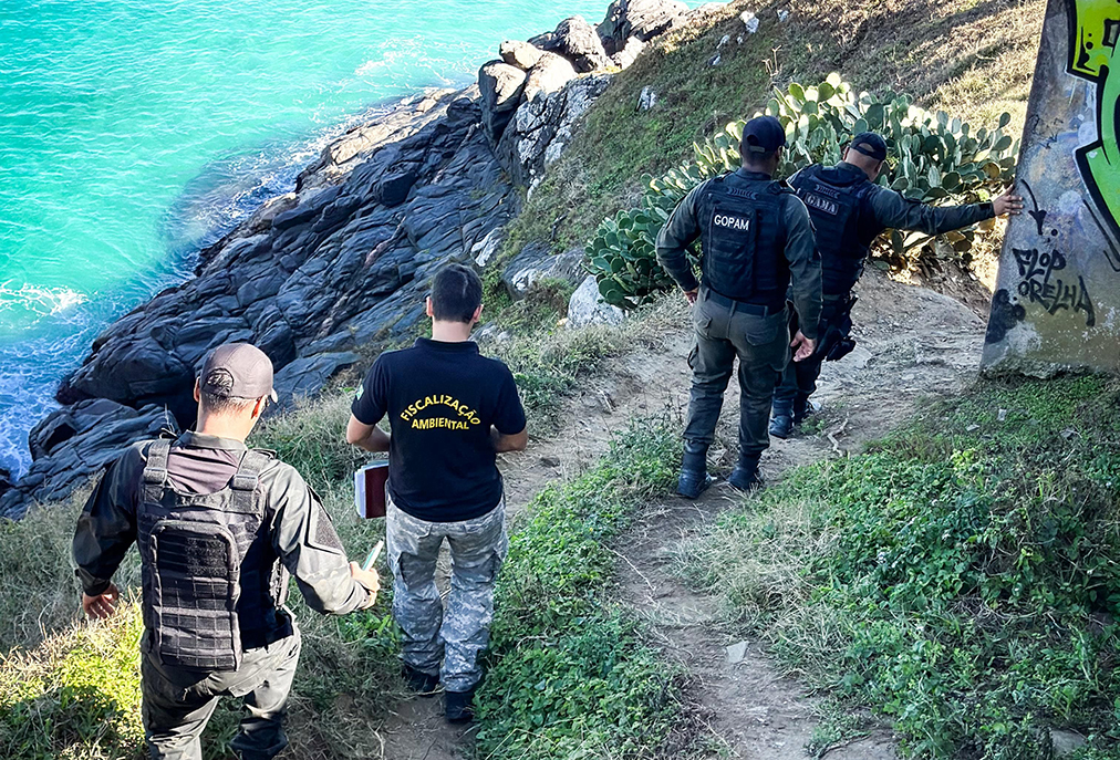 Fiscalização retira balanços e redes montados ilegalmente na Praia Grande, em Arraial do Cabo