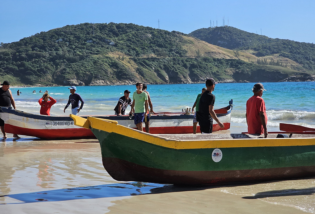 Arraial do Cabo celebra raízes pesqueiras com disputa de canoas e feira gastronômica