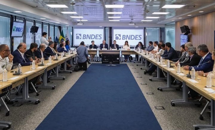 Em reunião no Rio, Carlos Augusto fala em diversificação da economia com foco em turismo, cultura e sustentabilidade