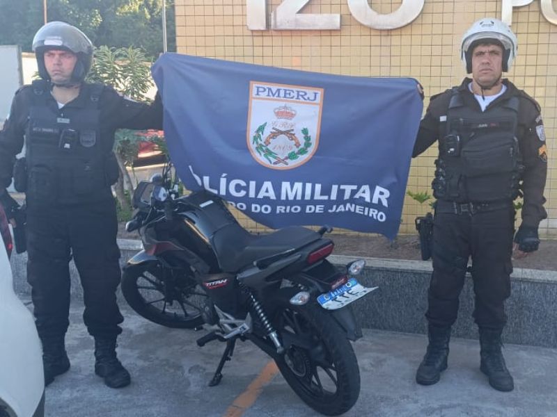 Polícia Militar detém homem conduzindo moto sem capacete e com drogas em Rio das Ostras