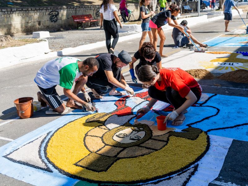 Dezenas de pessoas participam da celebração de Corpus Christi em Silva Jardim