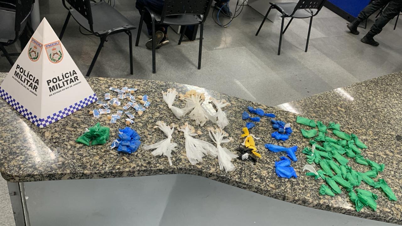 Homem é pego com drogas em operação na Praia Campista