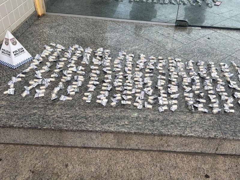 Polícia Militar detém 2 homens e uma mulher por envolvimento com o tráfico em Rio das Ostras