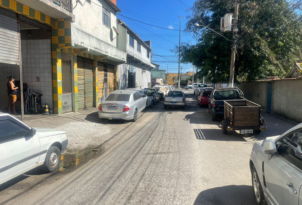 Oficina é multada por ocupar passeio público com veículos abandonados, na Praia do Siqueira, Cabo Frio