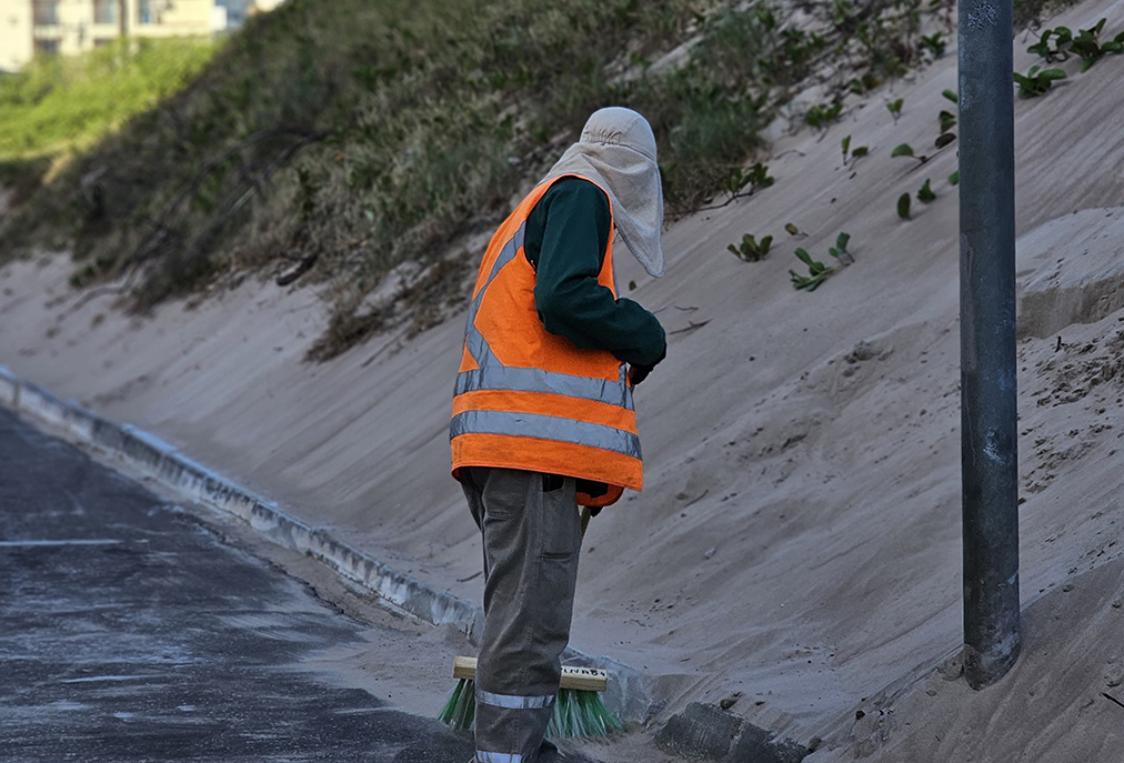 Duna se move com força do vento e leva areia para a pista em Arraial