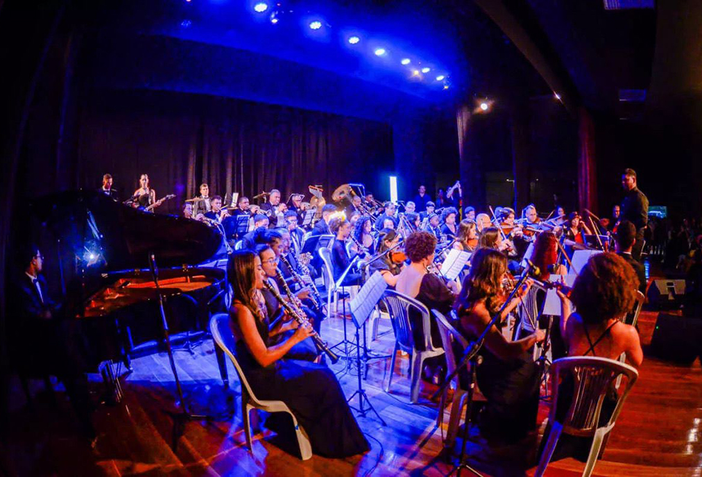 Orquestra Sons da Aldeia faz show gratuito em homenagem ao rock em São Pedro da Aldeia