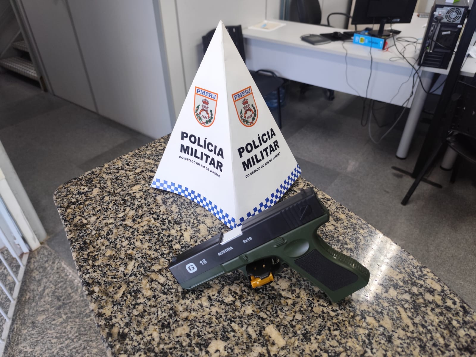 Dupla de menores é flagrada com simulacro de pistola em Macaé