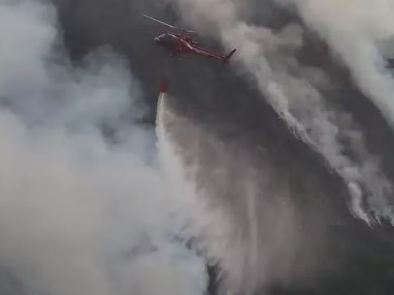 Incêndio no Morro do Elefante, em Maricá, pode ter sido causado por queda de balão