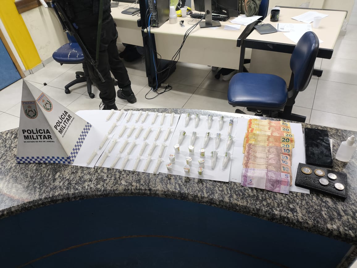 Ação da PM prende traficante vendendo drogas em frente a depósito em Rio das Ostras