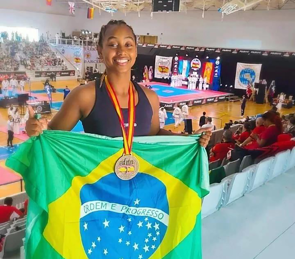 Em êxtase e emocionada, Sara Souza dedica título mundial à família de São Pedro da Aldeia e treinador