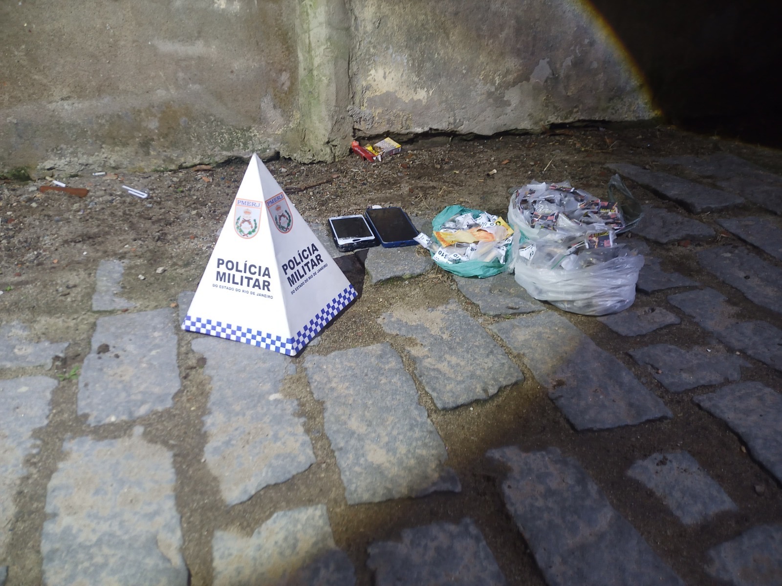 Ação da PM prende 2 homens com grande quantidade de drogas em Rio das Ostras