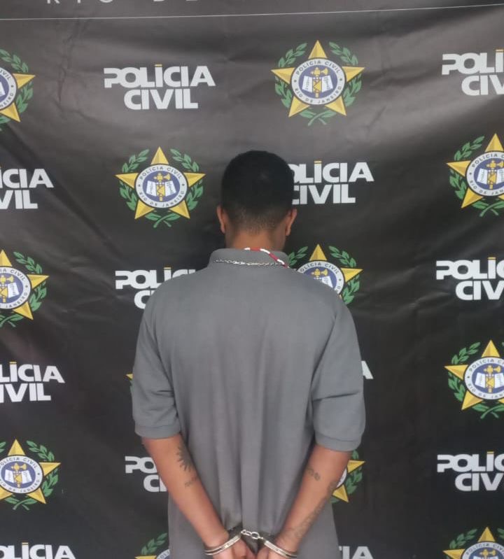 Homem preso por tráfico em Carapebus pode estar ligado a facção, diz polícia