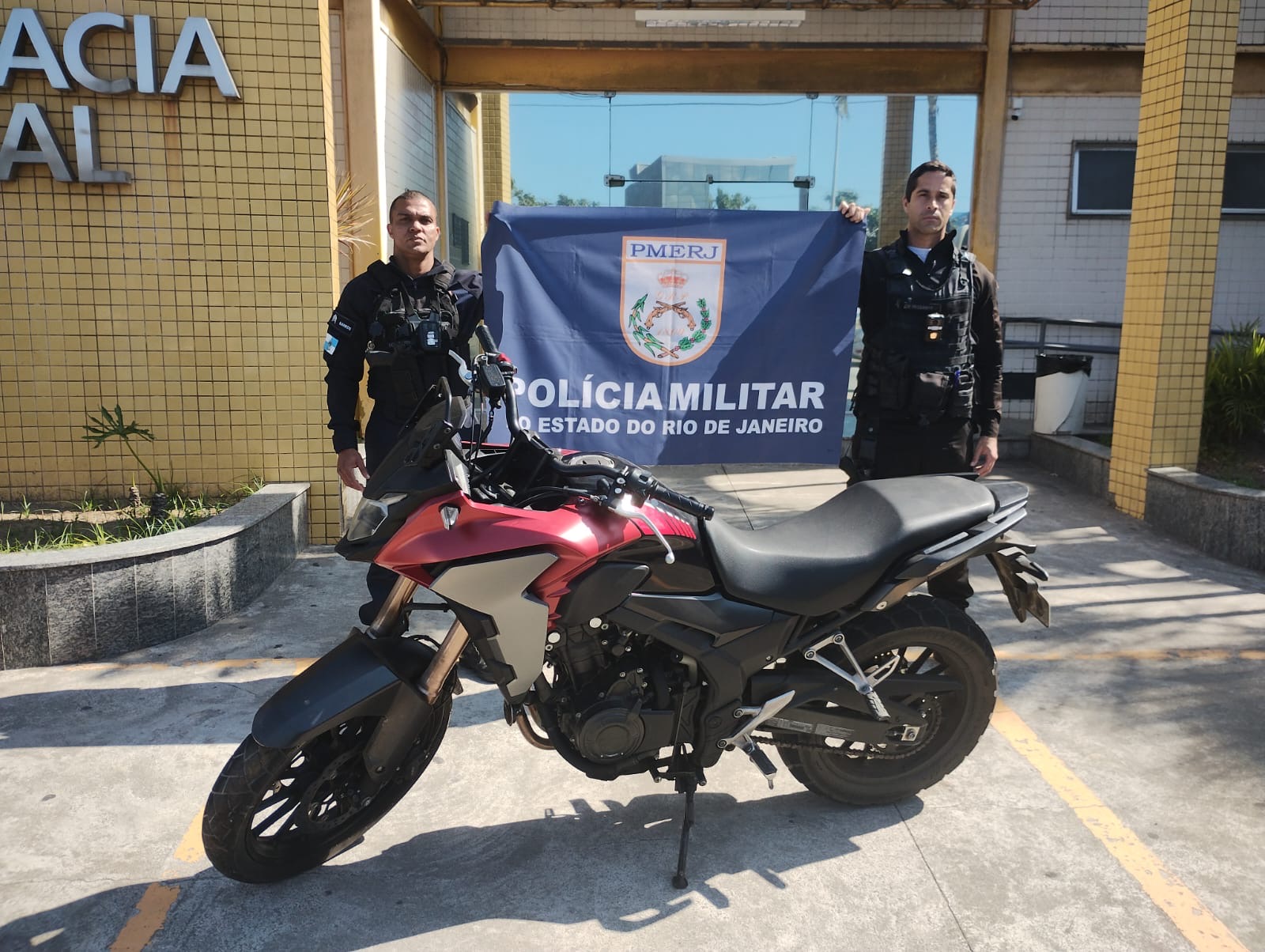 Polícia acha moto clonada em Rio das Ostras com dados de veículo de Minas Gerias