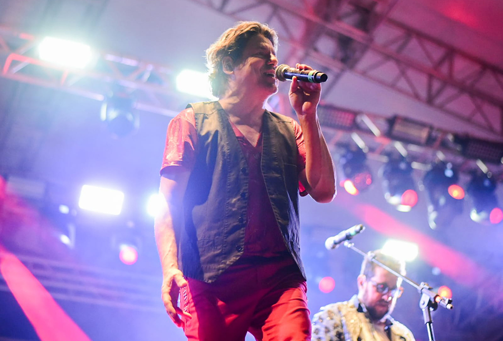 Festival Sesc de Inverno leva multidão a Cabo Frio com hits de Samuel Rosa e Barão Vermelho