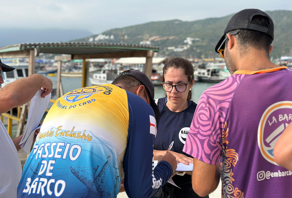 FUNTEC orienta navegação segura em Arraial durante migração das baleias