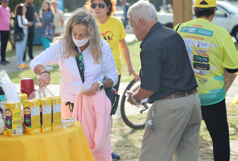 Caminhada une gerações e promove saúde na Praia do Forte, em Cabo Frio