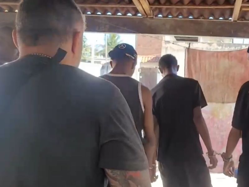 Polícia Civil prende 2 homens e 1 adolescente por tráfico em Rio das Ostras