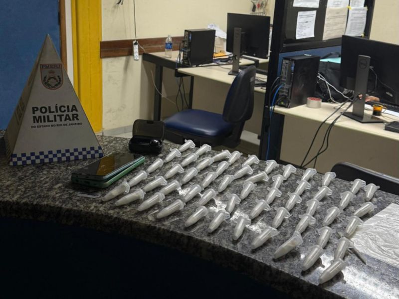 Homem com drogas tenta fugir da PM, mas acaba preso em Rio das Ostras