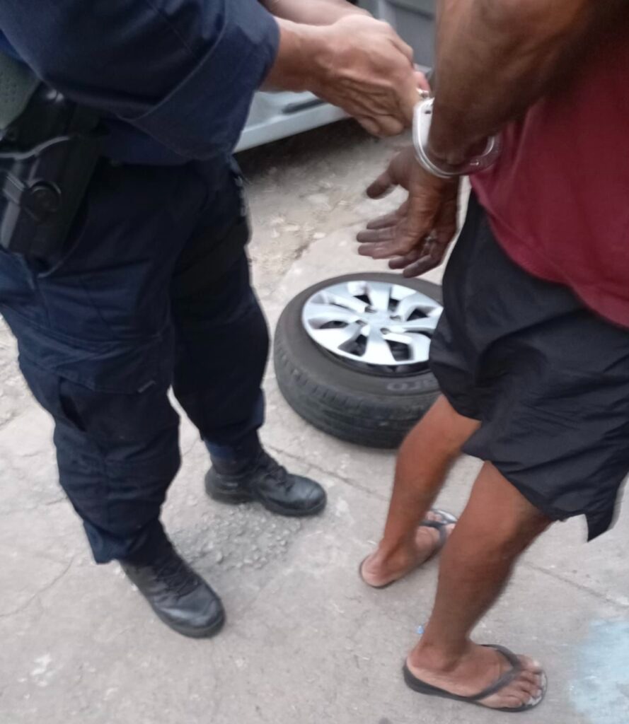 Furto de roda termina com prisão em flagrante em Campos