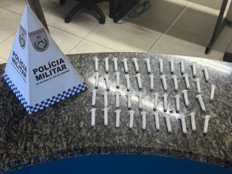 Homens são presos vendendo drogas perto depósito de bebidas em Rio das Ostras
