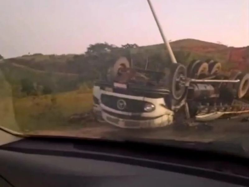 Homem que morreu em capotagem de caminhão em Rio das Ostras é identificado