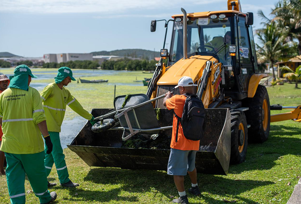 Equipes realizam manutenção ecológica na orla da Lagoa de Araruama