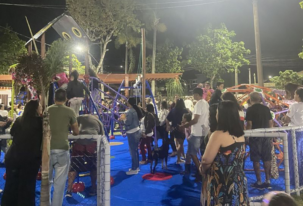 Prefeita Daniela Soares entrega nova praça totalmente reformada em Araruama