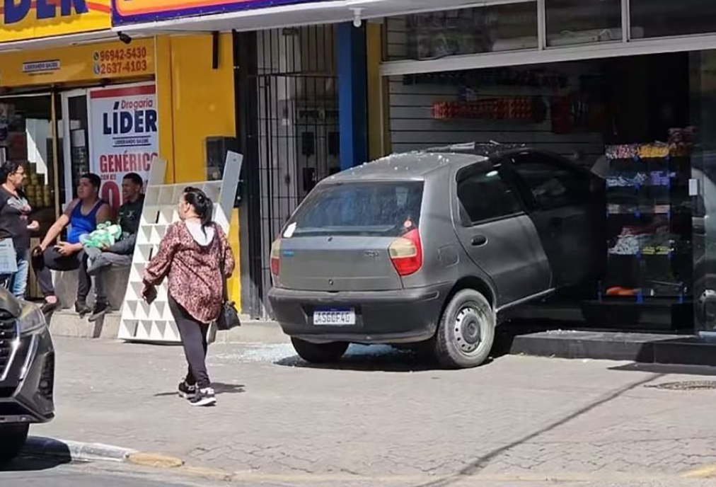 Batida provoca invasão de carro em loja de doces no centro de Maricá