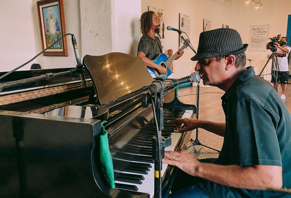 Vinícius Samcar transforma literatura em música e promove empatia cultural