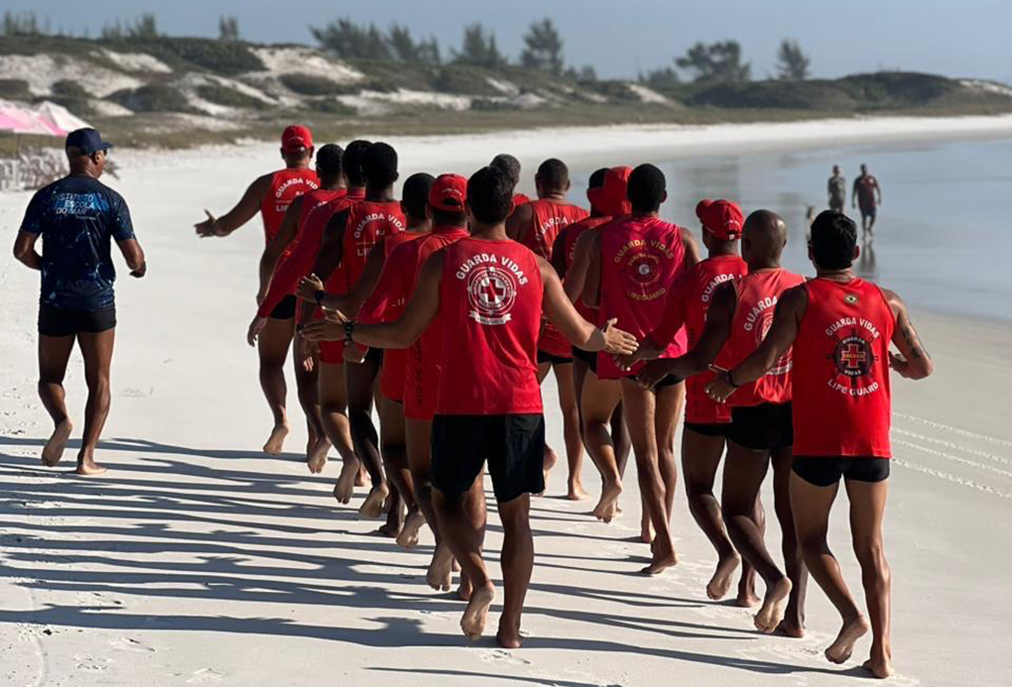 Guarda-vidas se preparam para reforçar segurança nas praias de Arraial