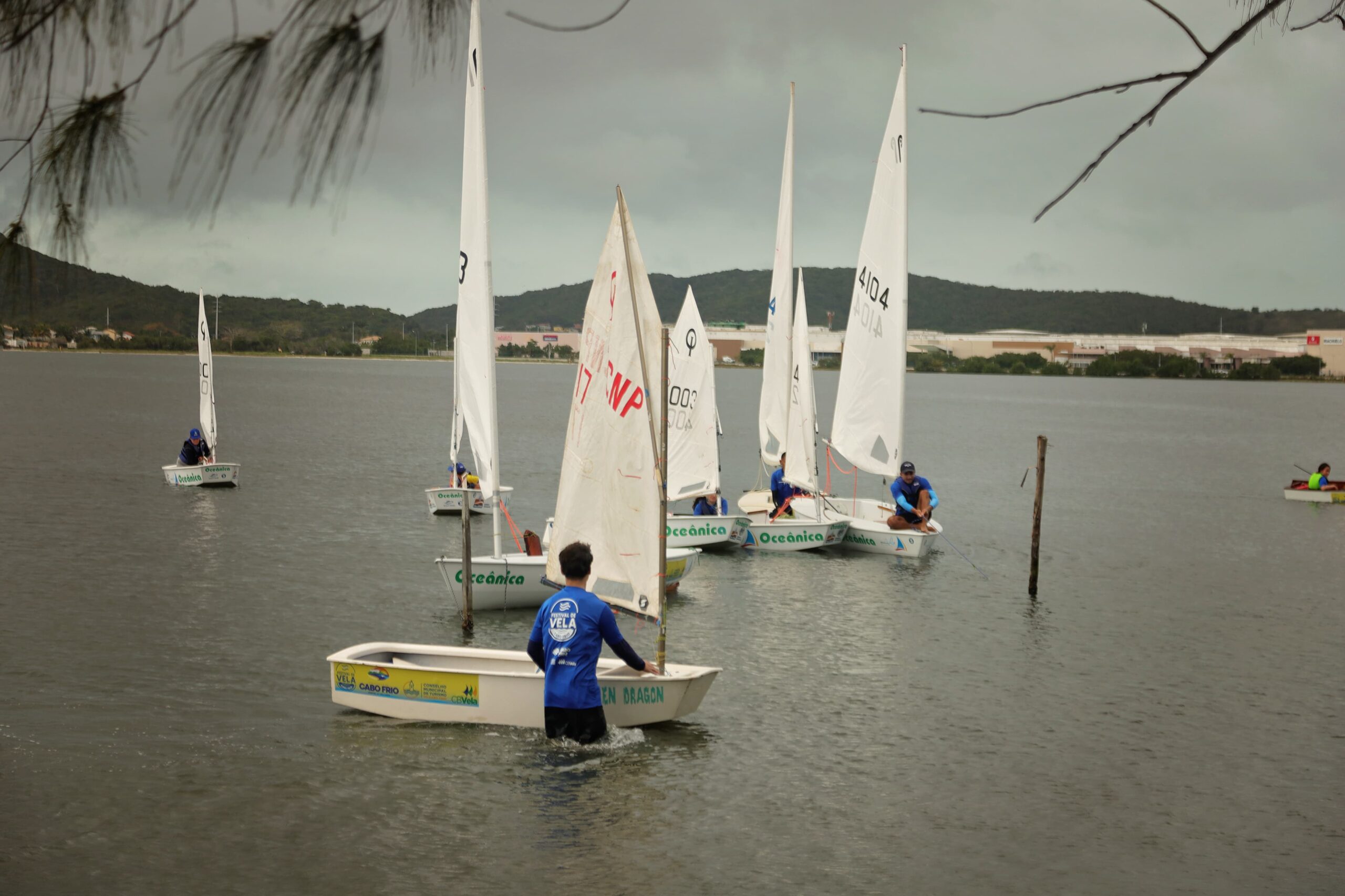 Praia das Palmeiras em Cabo Frio recebe público e atletas no último dia do Festival de Vela