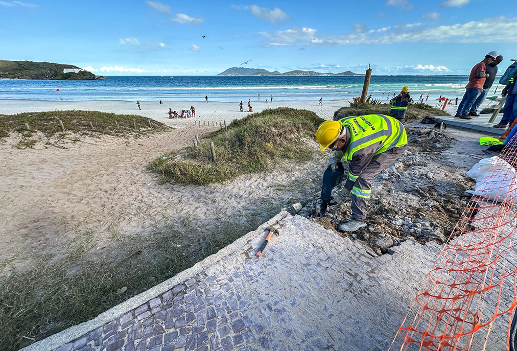 Cabo Frio realiza reparos emergenciais no calçadão da Praia do Forte