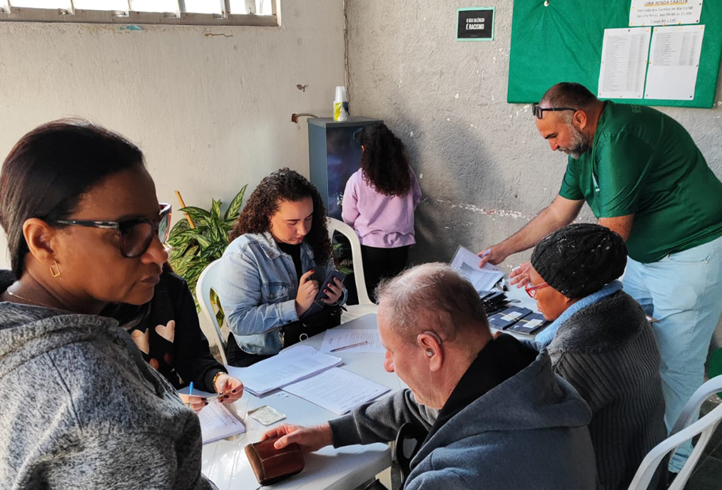 Prefeitura de Arraial do Cabo distribui cartões do programa em distrito