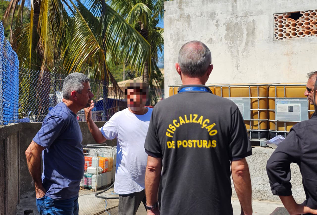 Prefeitura e Bombeiros de Arraial interditam espaço usado para estocar combustíveis