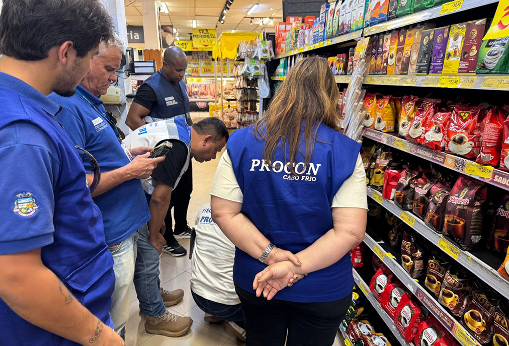 Procon Cabo Frio apreende lote de café suspeito em Tamoios