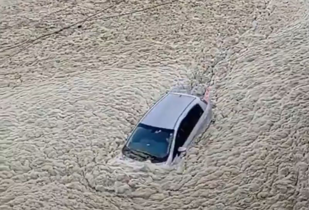 Susto: carro tenta atravessar espuma do mar que invadiu orla de Saquarema