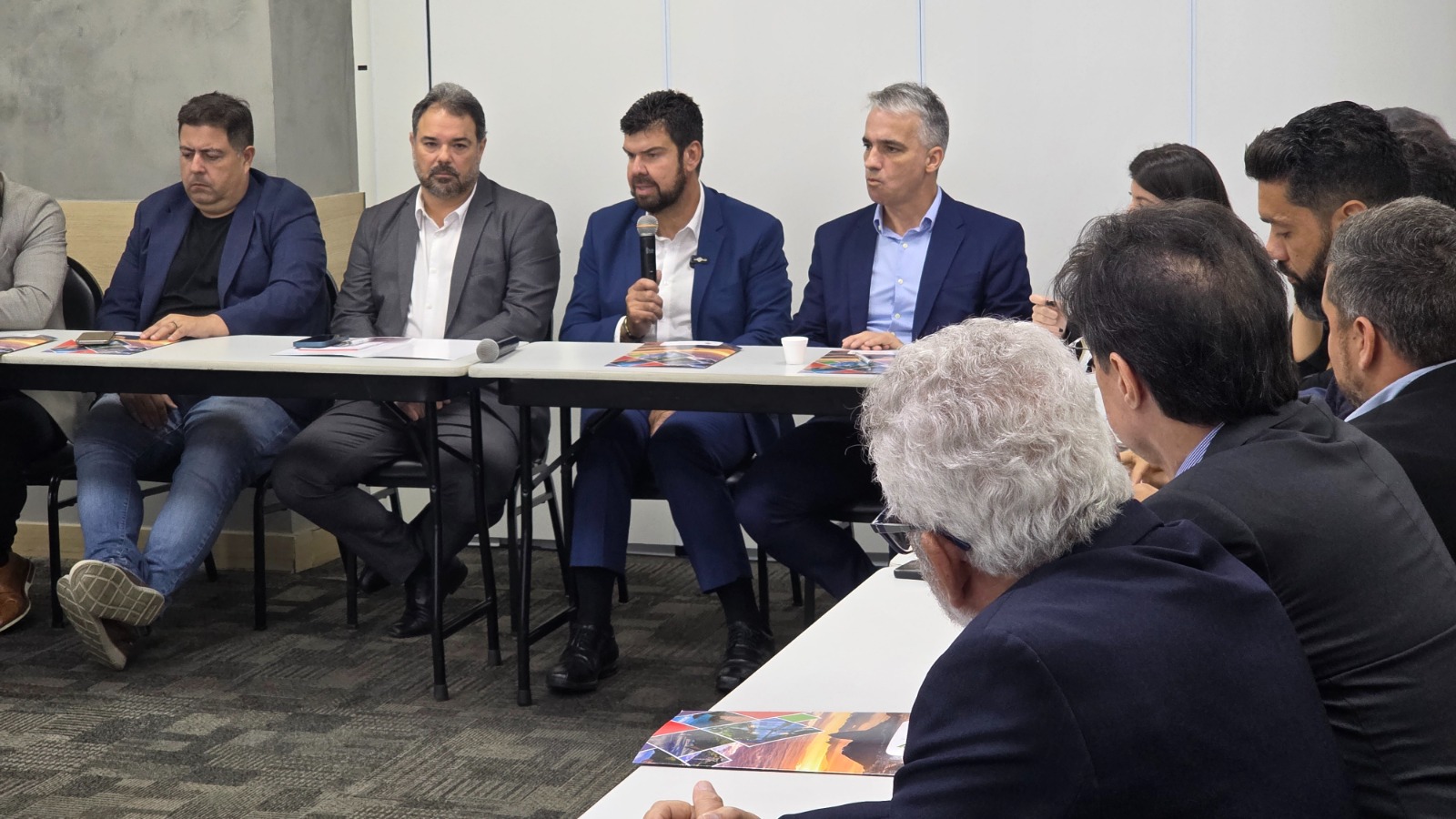 Retomada dos voos comerciais em Macaé é pauta de encontro no Rio