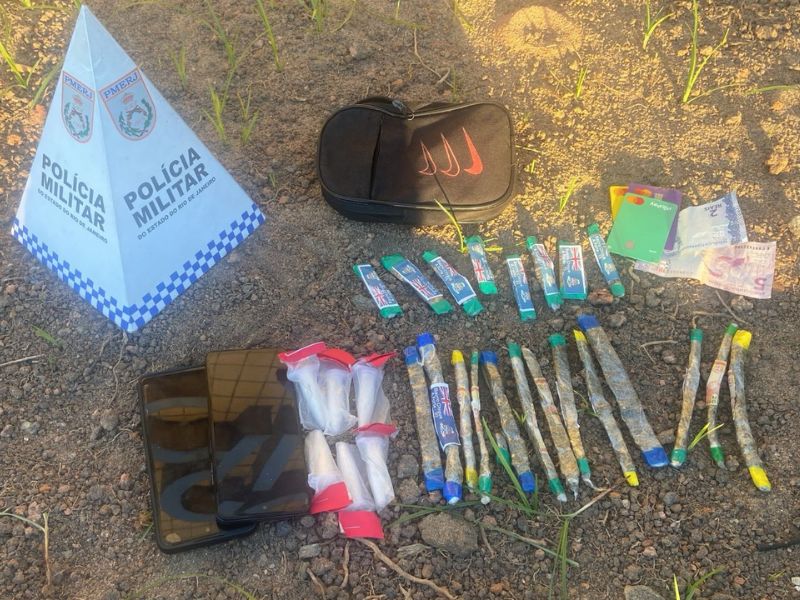 Ação da PM termina com prisão de 2 homens com drogas na orla de Rio das Ostras