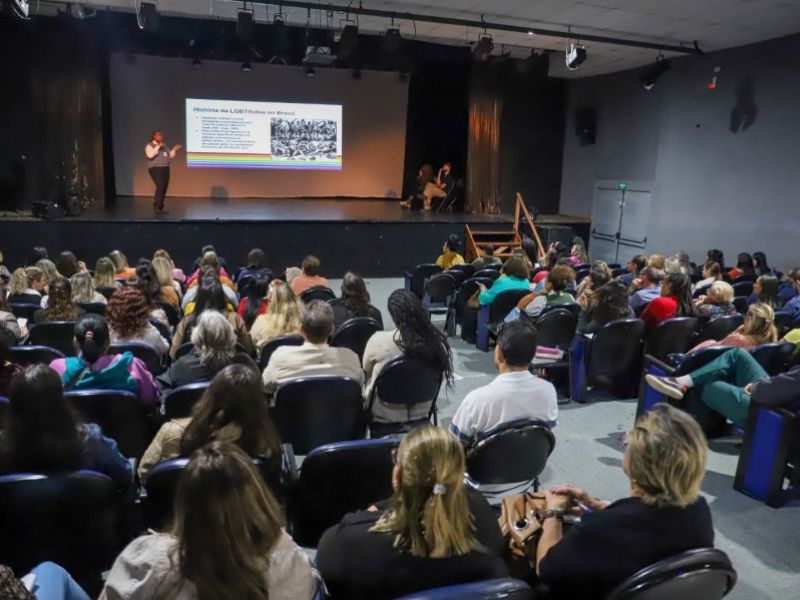 Público LGBTI+ é tema de capacitação para servidores de Rio das Ostras