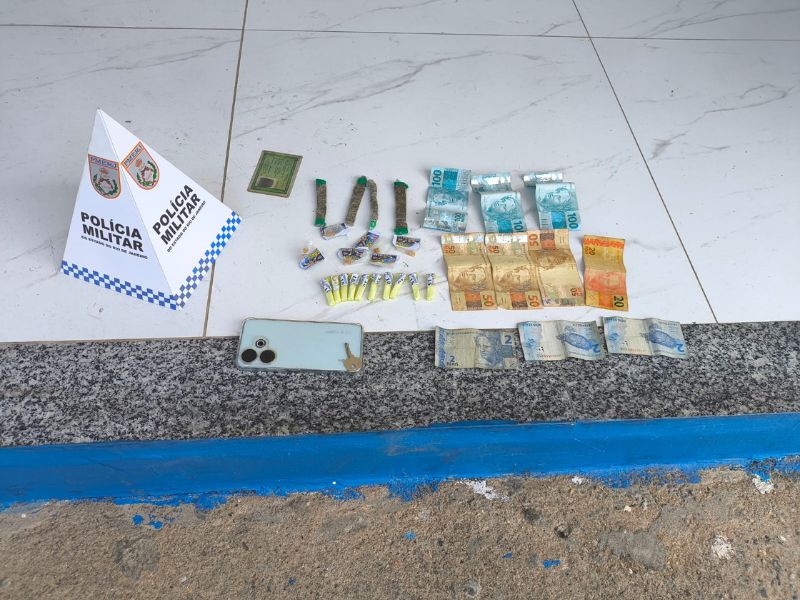 Homem é preso com drogas e quase 500 reais em Casimiro de Abreu