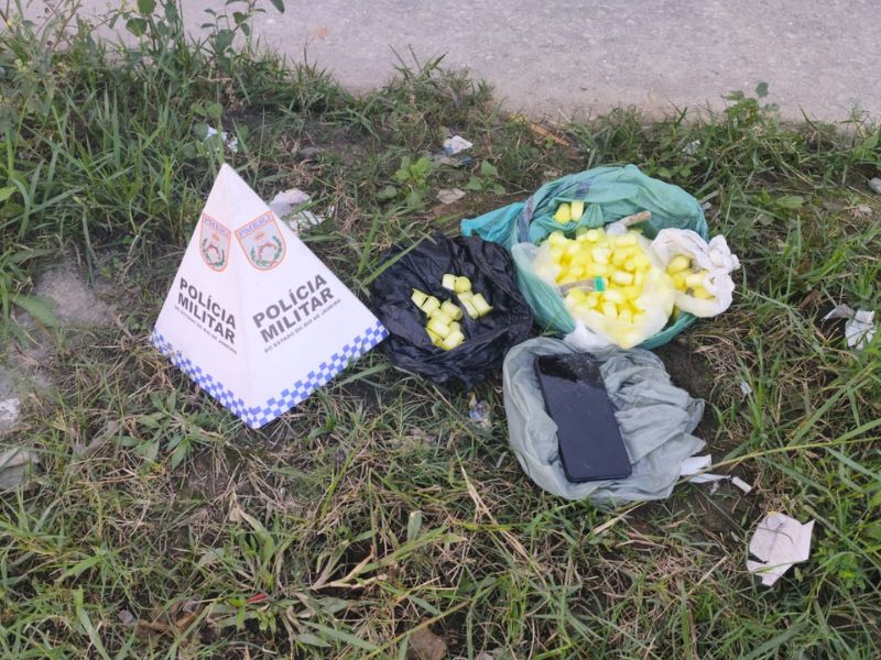 Denúncia leva PM a prender homem que vendia drogas em Rio das Ostras