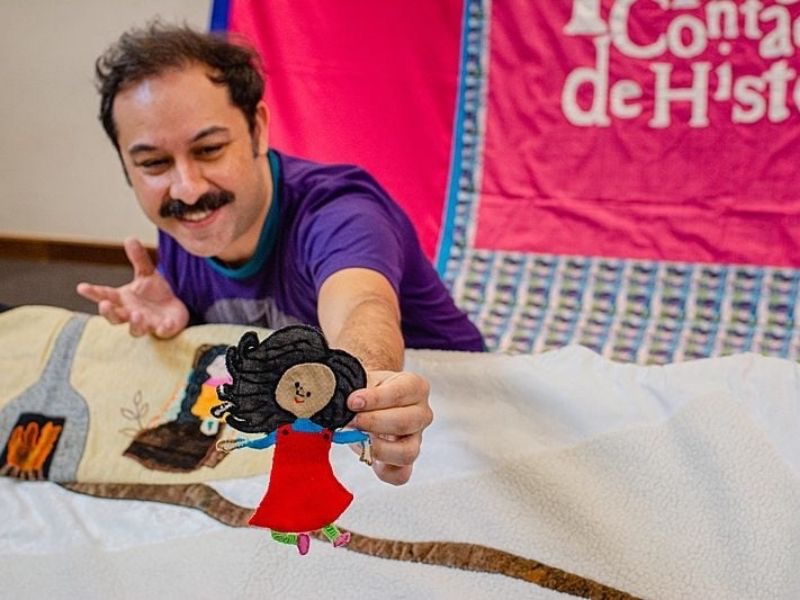 Espetáculo mistura contação de histórias, artes visuais e música ao vivo em Rio das Ostras