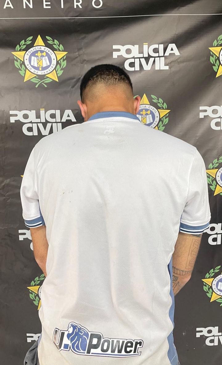 Operação da 123ª DP flagra tráfico de drogas na Praia Campista em Macaé