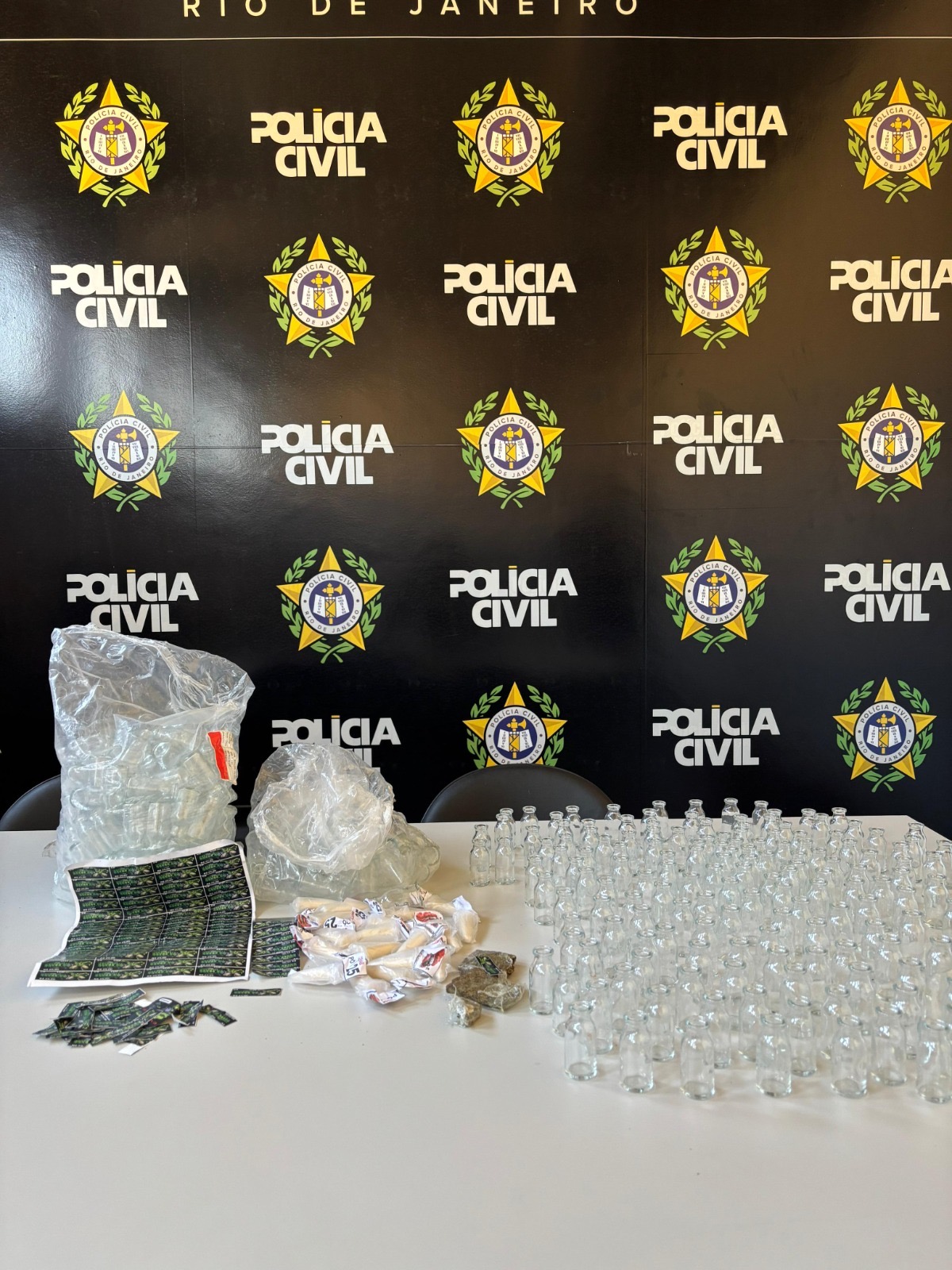 Duas pessoas foram detidas por tráfico e envolvimento com facção criminosa em Macaé