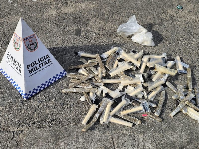 Policiais do 32º BPM acham ponto de venda de drogas em Rio das Ostras