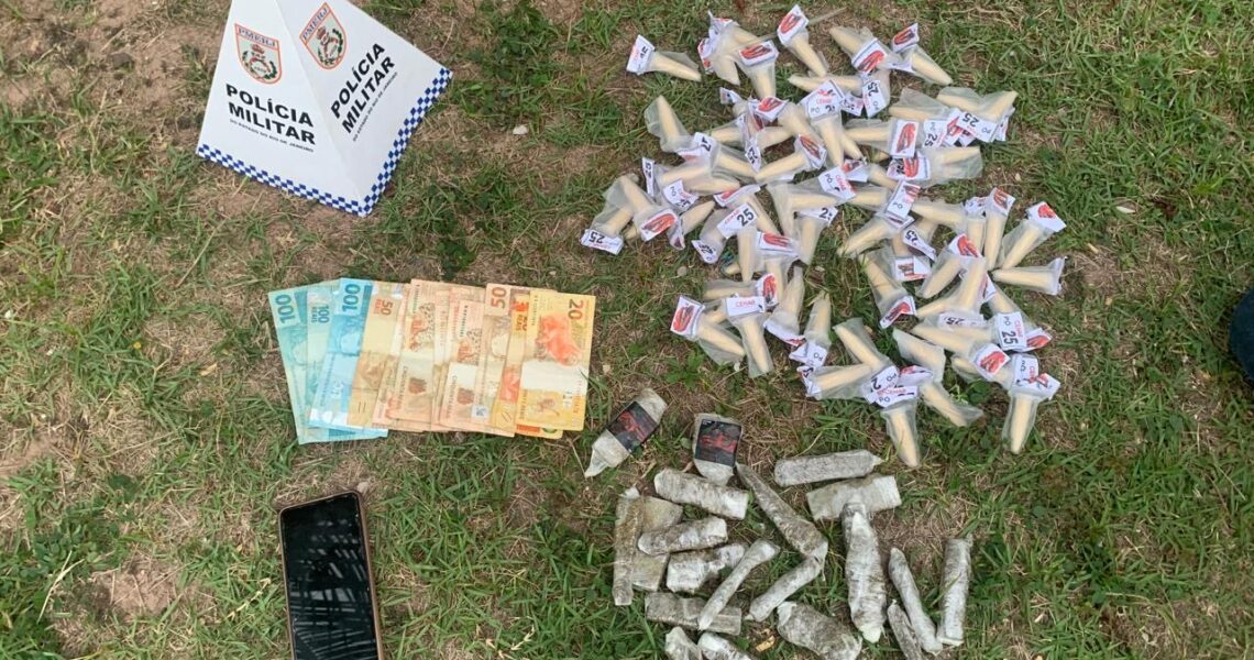 Operação da P2 do 32º BPM apreende drogas e detém suspeitos em Macaé