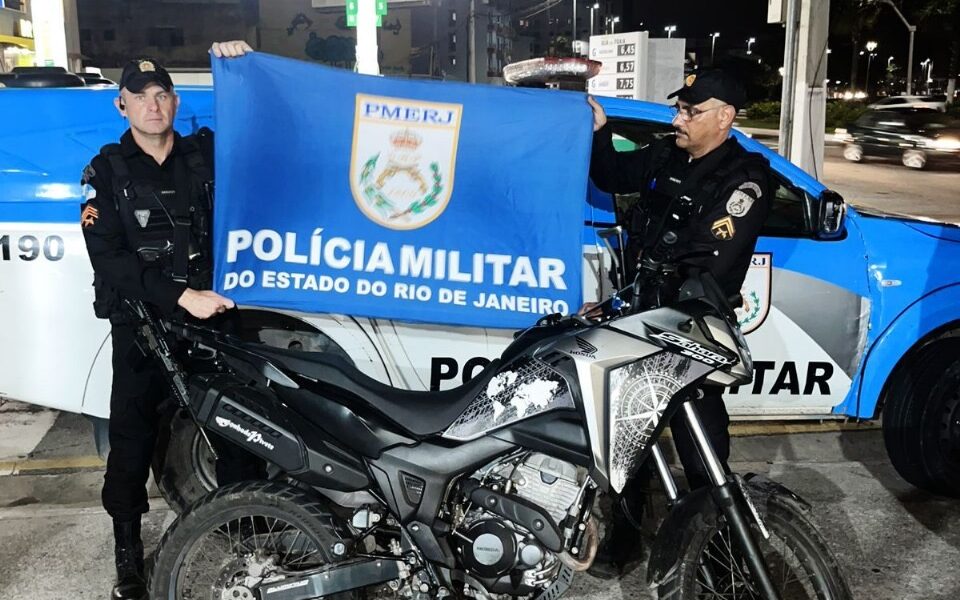 PM prende dois homens e recupera moto roubada em Macaé
