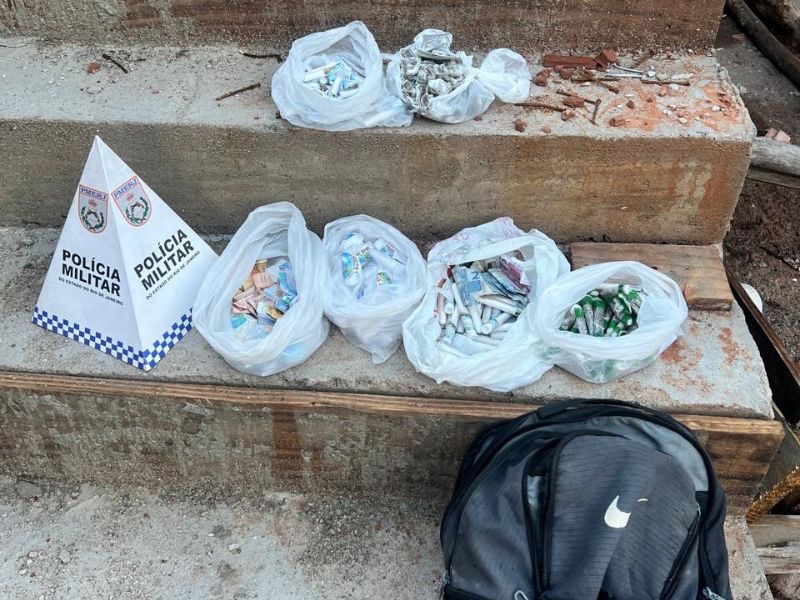 Polícia encontra adolescente com grande quantidade de drogas na mochila em Rio das Ostras